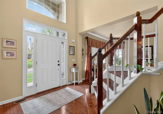 Photo 2 of Single family home for sale at 17 Oldwyck Crescent, Woodbury, NY 10930 | MLS# 1034143 | Listing updated on 2026-09-23