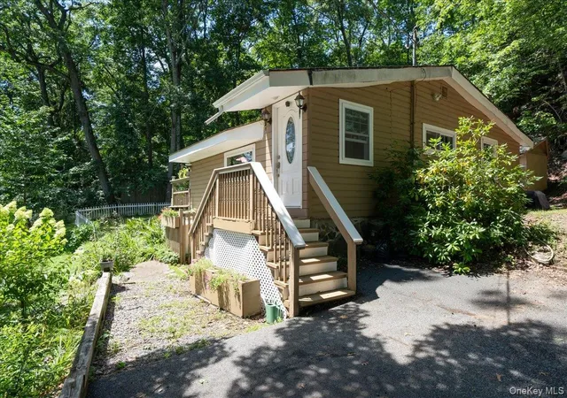 Photo 3 of Single family home for sale at 42 Deer Trl S, Warwick (town), NY 10925 | MLS# 1034300 | Listing updated on 2026-10-08