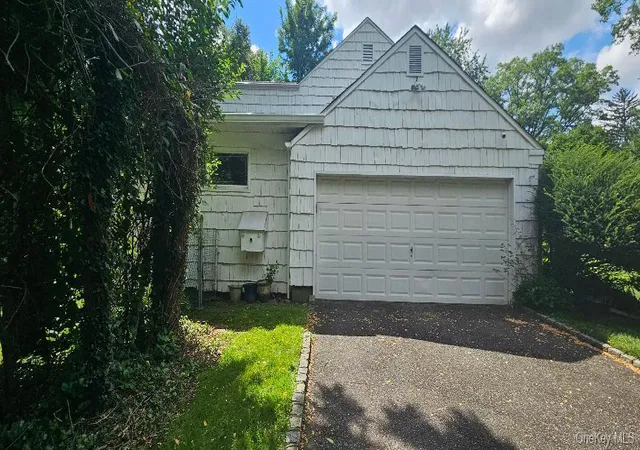 Photo 2 of Single family home for sale at 10 Meadow Woods Rd, North Hempstead, NY 11020 | MLS# 1034325 | Listing updated on 2026-08-18