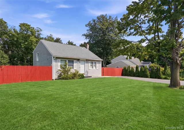 Photo 3 of Single family home for sale at 949 Taylor Ave, Brookhaven, NY 11772 | MLS# 1034333 | Listing updated on 2026-08-22