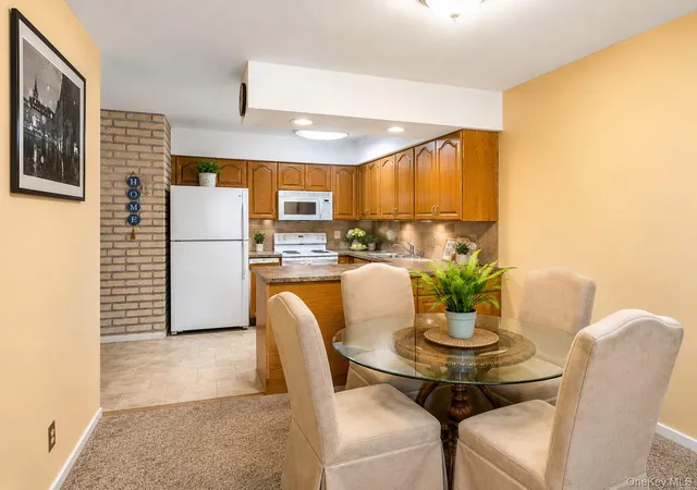 3rd image of 6 Whalers Cvs, Babylon, NY 11702 | MLS# 1034348