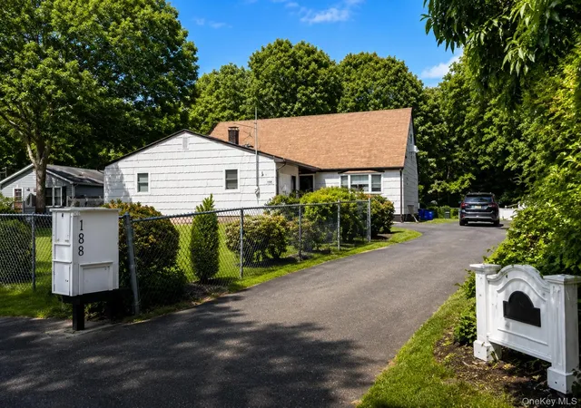 Photo 2 of Single family home for sale at 188 W End Ave, Brookhaven, NY 11967 | MLS# 1034356 | Listing updated on 2026-08-26