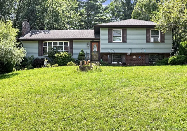 3rd image of 26 Monroe Dr, Poughkeepsie, NY 12601 | MLS# 1034364