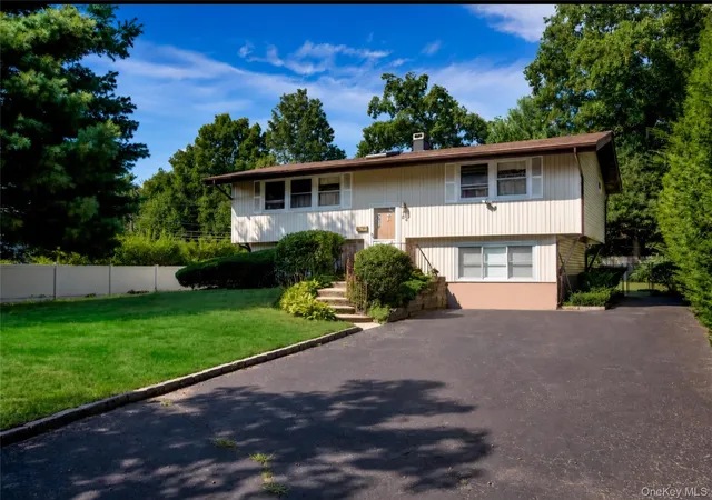 Photo 3 of Sale Pending at 24 Deepdale Dr, Smithtown, NY 11725 | MLS# 1034399 | Listing updated on 2026-08-23