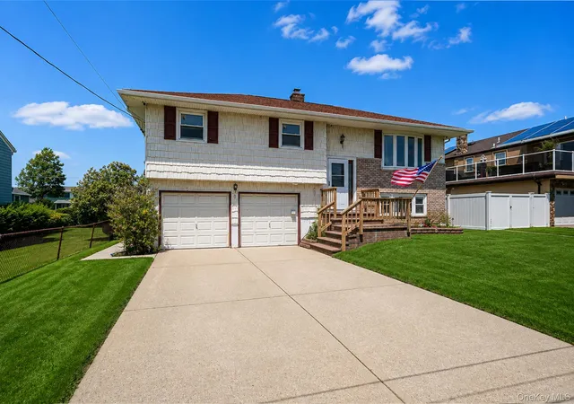 Photo 3 of Single family home for sale at 8 Wilson Pl, Babylon, NY 11757 | MLS# 1034436 | Listing updated on 2026-09-29