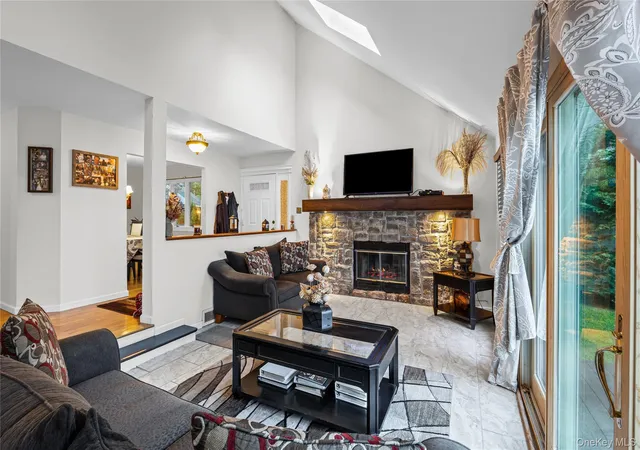 4th image of 2 Windsor Ct, Babylon, NY 11701 | MLS# 1034464