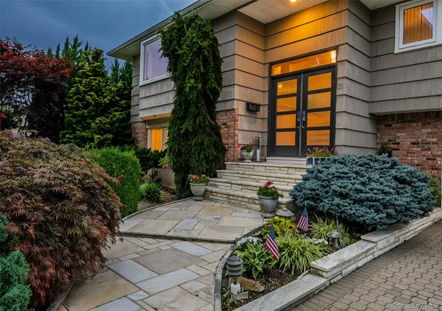Photo 2 of Sale Pending at 31 Lake Ct, Oyster Bay, NY 11758 | MLS# 1034474 | Listing updated on 2026-09-01
