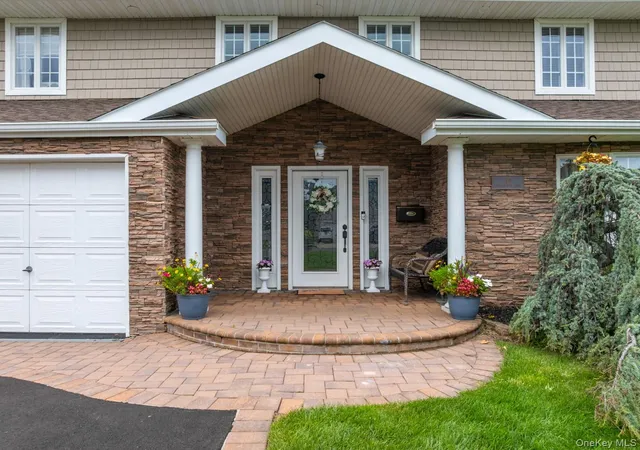 Photo 3 of Sale Pending at 19 Clearwater Ln, Islip, NY 11795 | MLS# 1034491 | Listing updated on 2026-08-27