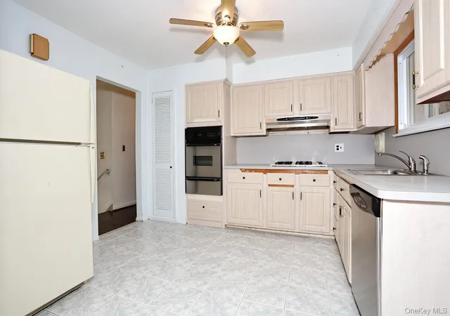 Photo 4 of Sale Pending at 5 Fairfield Ter, Clarkstown, NY 10994 | MLS# 1034492 | Listing updated on 2026-09-05