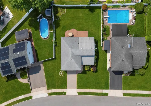 Photo 2 of Sale Pending at 4 Balsam Dr, Oyster Bay, NY 11801 | MLS# 1034569 | Listing updated on 2026-10-08