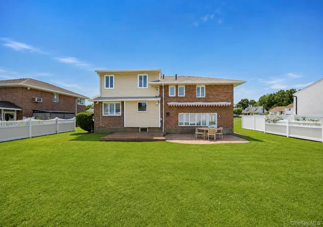 Photo 3 of Sale Pending at 4 Balsam Dr, Oyster Bay, NY 11801 | MLS# 1034569 | Listing updated on 2026-10-08