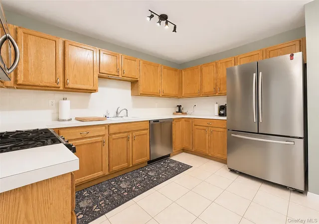 Photo 4 of Sale Pending at 333 Prairie Ct, Brookhaven, NY 11949 | MLS# 1034580 | Listing updated on 2026-09-18