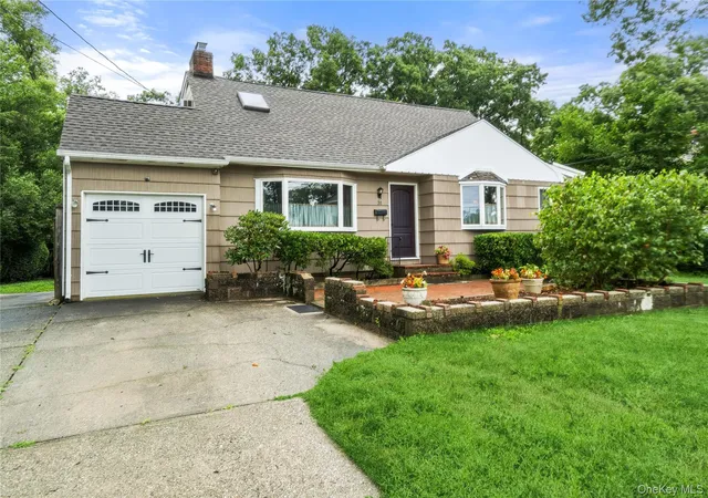 3rd image of 31 Eastwood Dr, Babylon, NY 11703 | MLS# 1034598