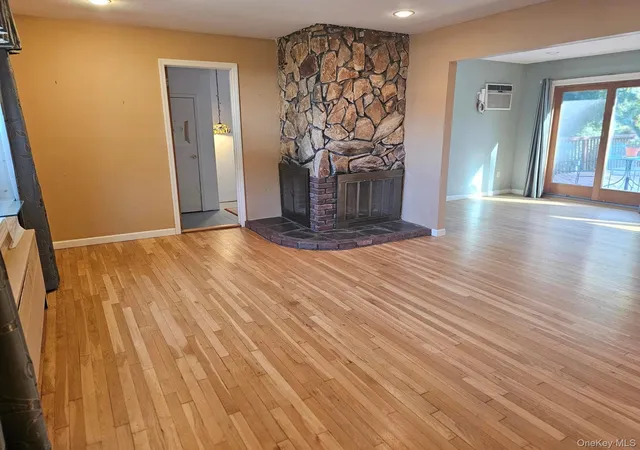 Photo 3 of Single family home for sale at 31 Eastwood Dr, Babylon, NY 11703 | MLS# 1034598 | Listing updated on 2026-10-27