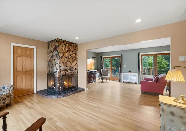 5th image of 31 Eastwood Dr, Babylon, NY 11703 | MLS# 1034598