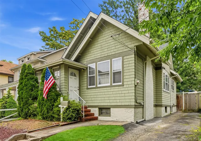 Photo 1 of Single family home for sale at 215 Demorest Ave, New York, NY 10314 | MLS# 1034610 | Listing updated on 2026-08-10