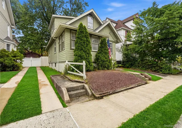 Photo 2 of Single family home for sale at 215 Demorest Ave, New York, NY 10314 | MLS# 1034610 | Listing updated on 2026-08-10