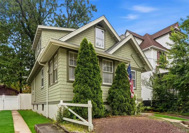 Photo 3 of Single family home for sale at 215 Demorest Ave, New York, NY 10314 | MLS# 1034610 | Listing updated on 2026-09-08