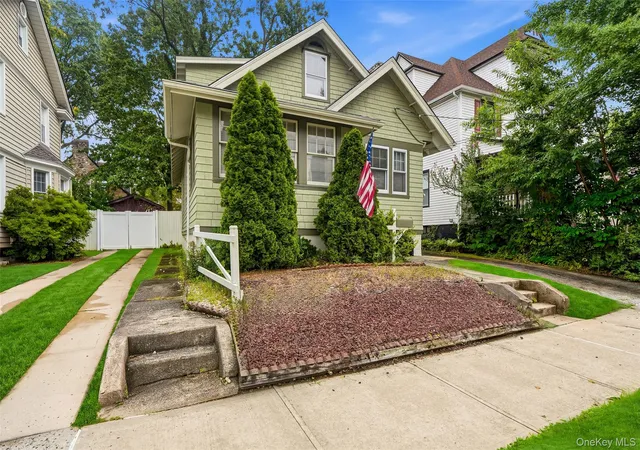 Photo 3 of Sale Pending at 215 Demorest Ave, New York, NY 10314 | MLS# 1034610 | Listing updated on 2026-10-01