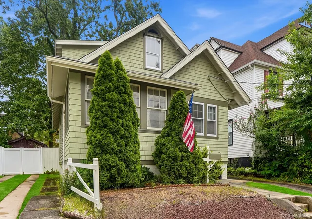 Photo 4 of Sale Pending at 215 Demorest Ave, New York, NY 10314 | MLS# 1034610 | Listing updated on 2026-10-01
