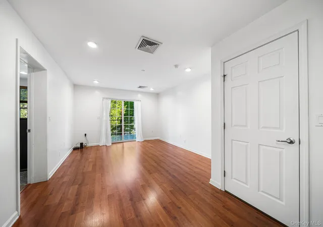 Photo 4 of Condo for sale at 5 Minerva Pl #2C, White Plains, NY 10601 | MLS# 1034626 | Listing updated on 2026-09-01