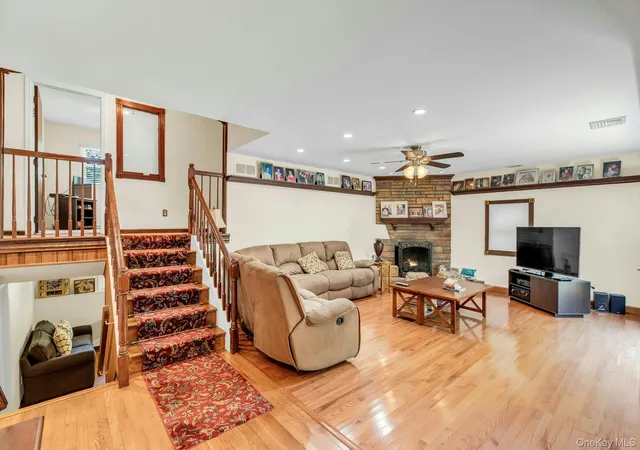 Photo 4 of Single family home for sale at 29 Columbine Ave N, Southampton, NY 11946 | MLS# 1034637 | Listing updated on 2026-10-05