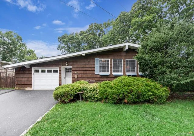 Photo 2 of Sale Pending at 34 Crestwood Ln, Islip, NY 11779 | MLS# 1034658 | Listing updated on 2026-09-18