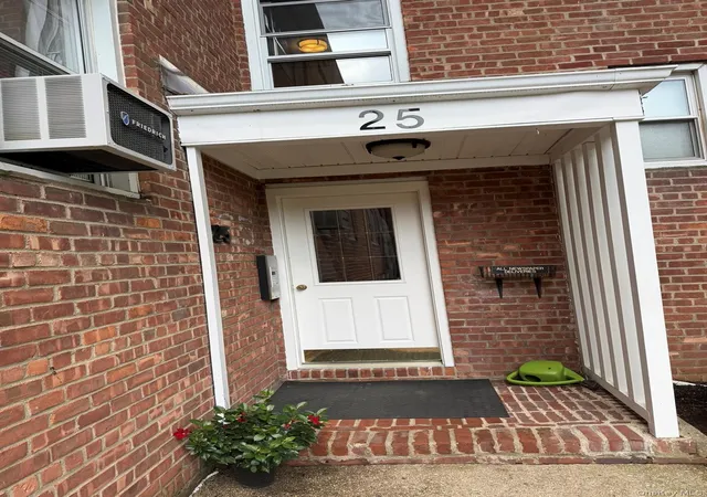 Photo 4 of Sale Pending at 25 Edwards St #2 E, North Hempstead, NY 11577 | MLS# 1034676 | Listing updated on 2026-09-04