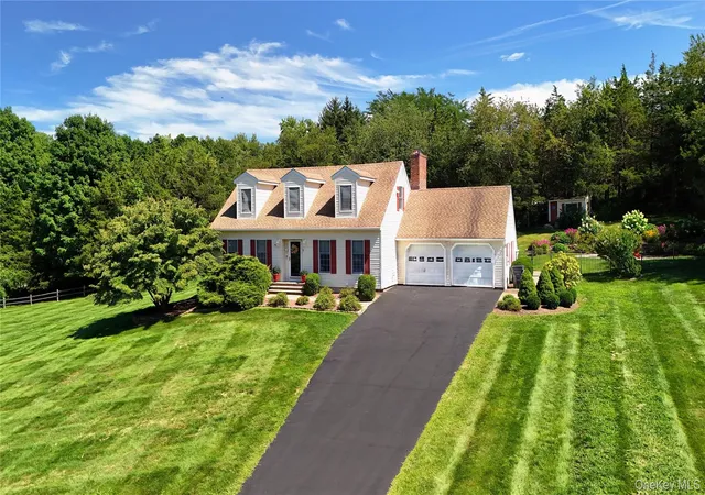 Photo 3 of Single family home for sale at 1 Cedar Hl Dr, Warwick (town), NY 10990 | MLS# 1034702 | Listing updated on 2026-08-07