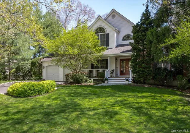 Photo 3 of Single family home for sale at 1 Fox Holw Ct, Huntington, NY 11746 | MLS# 1034755 | Listing updated on 2026-08-25
