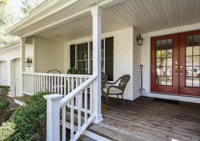 Photo 4 of Single family home for sale at 1 Fox Holw Ct, Huntington, NY 11746 | MLS# 1034755 | Listing updated on 2026-08-25
