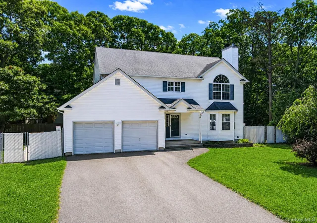 Photo 3 of Sale Pending at 133 Cumberland St, Brookhaven, NY 11950 | MLS# 1034766 | Listing updated on 2026-08-29