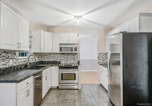 Photo 4 of Sale Pending at 133 Cumberland St, Brookhaven, NY 11950 | MLS# 1034766 | Listing updated on 2026-08-29