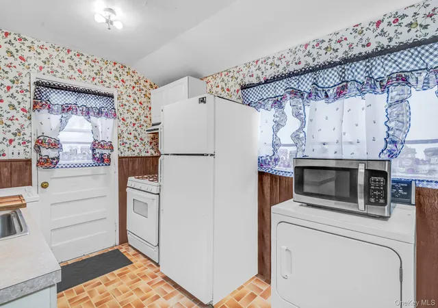 Photo 4 of Single family home for sale at 2715 Falcon Ave, Brookhaven, NY 11763 | MLS# 1034794 | Listing updated on 2026-08-29
