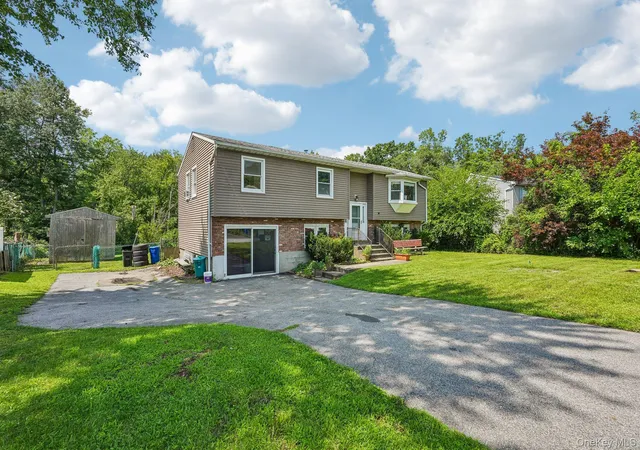 Photo 2 of Single family home for sale at 105 Vails Gate Hts Dr, New Windsor, NY 12553 | MLS# 1034796 | Listing updated on 2026-09-14