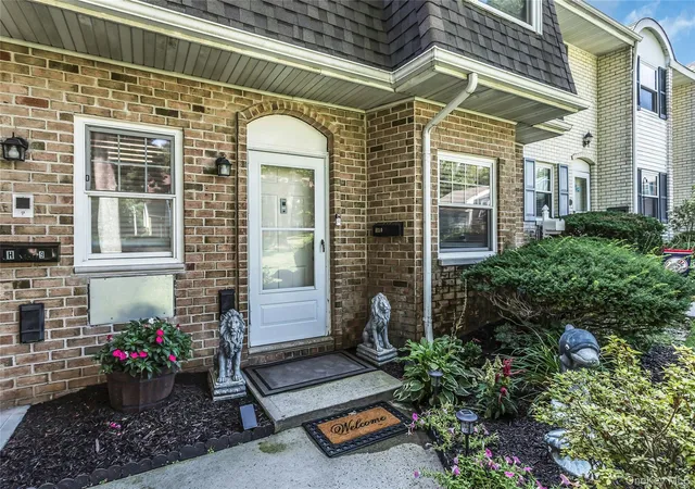 Photo 2 of Sale Pending at 25 Glen Holw #H10, Brookhaven, NY 11742 | MLS# 1034817 | Listing updated on 2026-09-23