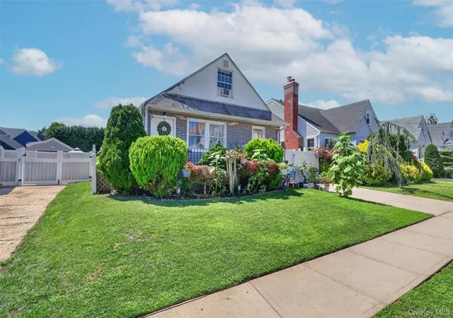 Photo 3 of Single family home for sale at 1069 Phoebe St, Hempstead, NY 11010 | MLS# 1034827 | Listing updated on 2026-09-03