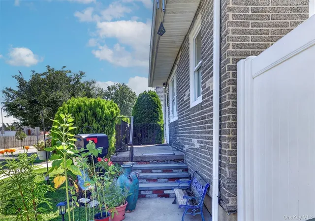 Photo 4 of Single family home for sale at 1069 Phoebe St, Hempstead, NY 11010 | MLS# 1034827 | Listing updated on 2026-09-03