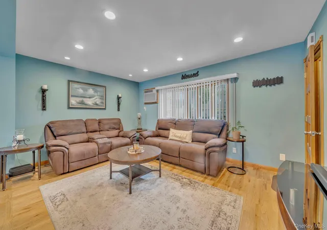 Photo 4 of Sale Pending at 20 Cornwall Ln, Oyster Bay, NY 11801 | MLS# 1034836 | Listing updated on 2026-09-02