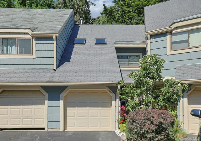 Photo 3 of Condo for sale at 279 Treetop Cir, Clarkstown, NY 10954 | MLS# 1034853 | Listing updated on 2026-10-07