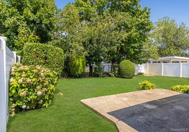 Photo 4 of Sale Pending at 2057 Paddock Rd, Hempstead, NY 11783 | MLS# 1034894 | Listing updated on 2026-09-01