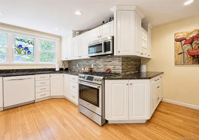 Photo 4 of Sale Pending at 20 Tall Pines Ln, Smithtown, NY 11767 | MLS# 1034937 | Listing updated on 2026-09-02