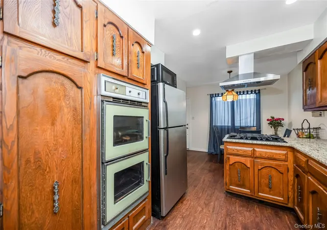 Photo 4 of Single family home for sale at 1 Autumn Ln, Babylon, NY 11701 | MLS# 1034949 | Listing updated on 2026-09-25