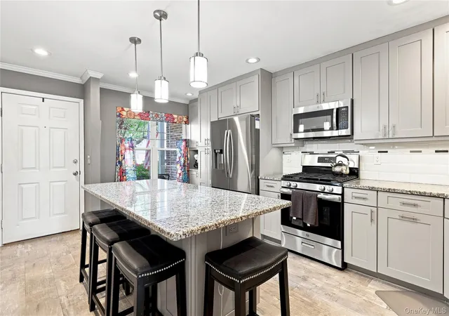 Listing Photo 5 - Condo for sale in building located at 10 Sprucewood Blvd, Islip, NY 11722