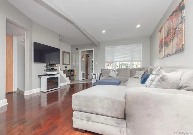 Photo 4 of Single family home for sale at 1915 Fowler Ave, New York, NY 10462 | MLS# 1034953 | Listing updated on 2026-08-06