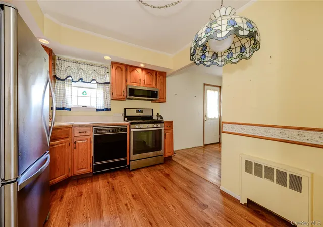 Photo 4 of Sale Pending at 87 Central Park Rd, Oyster Bay, NY 11803 | MLS# 1034997 | Listing updated on 2026-08-26