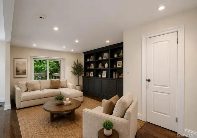 Photo 3 of Condo for sale at 11 Pony Cir, North Hempstead, NY 11577 | MLS# 1034998 | Listing updated on 2026-10-08