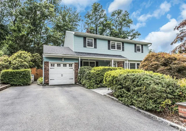 Photo 2 of Single family home for sale at 8 Lenmore Dr, Oyster Bay, NY 11804 | MLS# 1035009 | Listing updated on 2026-10-08