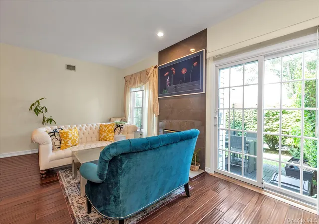 Listing Photo 5 - Condo for sale in building located at 26 Scarborough Dr, Smithtown, NY 11787