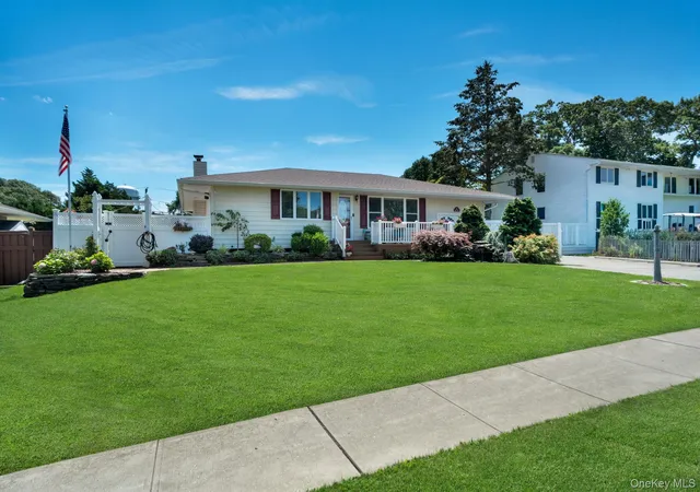 Photo 1 of Sale Pending at 15 Abbey Dr, Huntington, NY 11725 | MLS# 1035018 | Listing updated on 2026-09-17